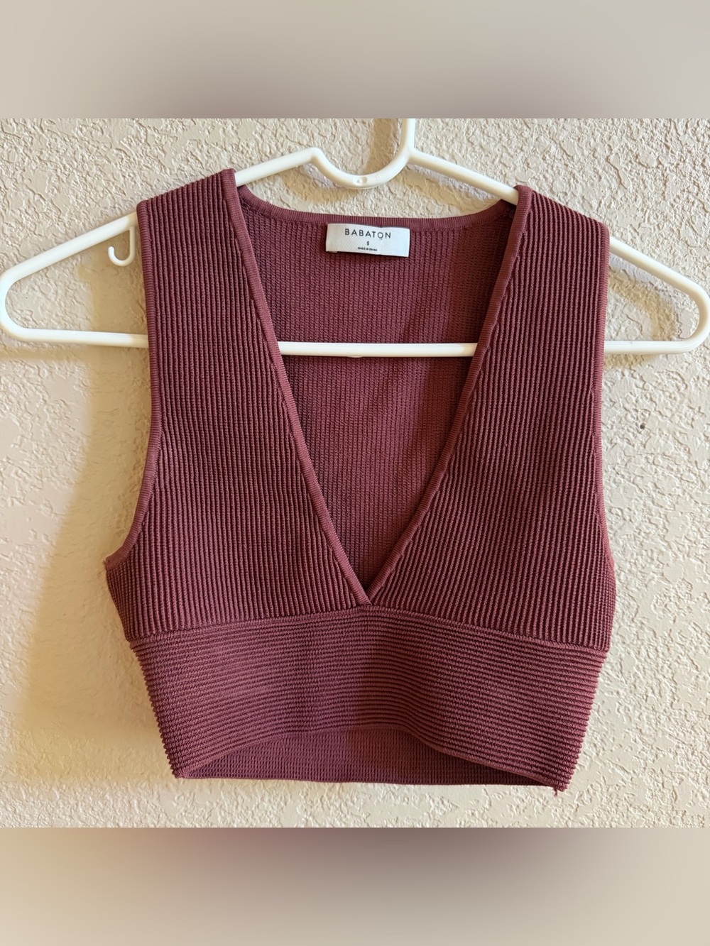 Babaton Aritzia Sculpt Knit Deep V Tank in Merlot Size Small Crop Top Stretch‎